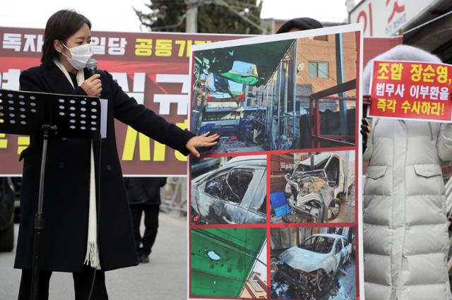 2일 서울 사랑제일교회 앞에서 열린 사랑제일교회 및 기독자유통일당 공동기자회견에서 강연재 변호사가 명도 집행과 관련해 피해 사진들을 공개하며 불법 폭력 명도 집행을 주장하고 있다. 연합뉴스