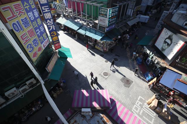 국내 신종 코로나바이러스 감염증(코로나19) 확산으로 수도권 사회적 거리 두기 단계가 2.5단계로 격상된 8일 서울 중구 남대문시장이 평소보다 한산한 모습을 보이고 있다. 연합뉴스