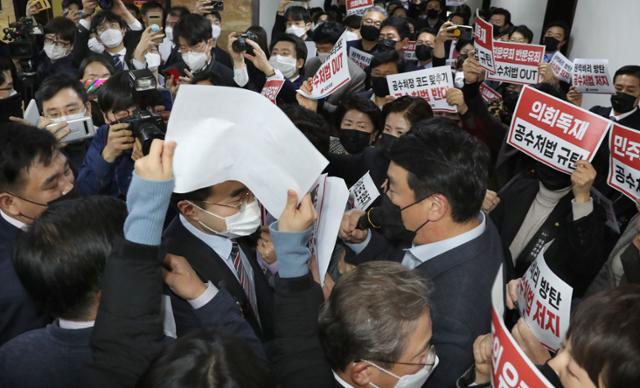 7일 오후 국민의힘 의원들이 고위공직자범죄수사처(공수처)법 개정안 등 입법 강행에 맞서며 국회 법사위 회의실 앞에 집결해 규탄 구호를 외치는 가운데 더불어민주당 김남국 의원 등이 국민의힘 의원들 사이를 뚫고 회의장으로 들어가고 있다. 오대근 기자