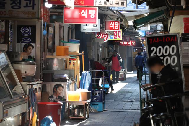 국내 신종 코로나바이러스 감염증(코로나19) 확산으로 수도권 사회적 거리 두기 단계가 2.5단계로 격상된 8일 서울 중구 남대문시장이 평소보다 한산한 모습을 보이고 있다. 연합뉴스