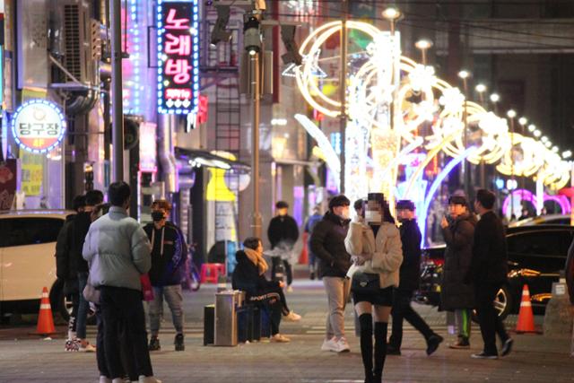 지난 4일 밤 대구 북구 동천동 '이태원 문화거리'에 술집에서 나온 시민들이 담배 연기를 내뿜으며 거리를 돌아다니고 있다. 이주환 대구한국일보 인턴기자