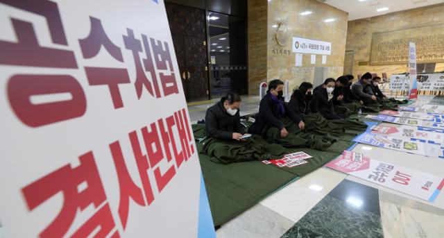 국민의힘 의원들이 8일 국회 본청 본회의장 앞에서 '더불어민주당의 공수처법 개정안 강행 처리 방침'에 반발하며 철야 농성을 벌이고 있다. 오대근 기자