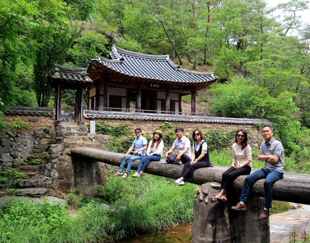 관광객들이 만휴정으로 이어지는 다리에 환한 표정으로 걸터앉아 있다. 안동시 제공