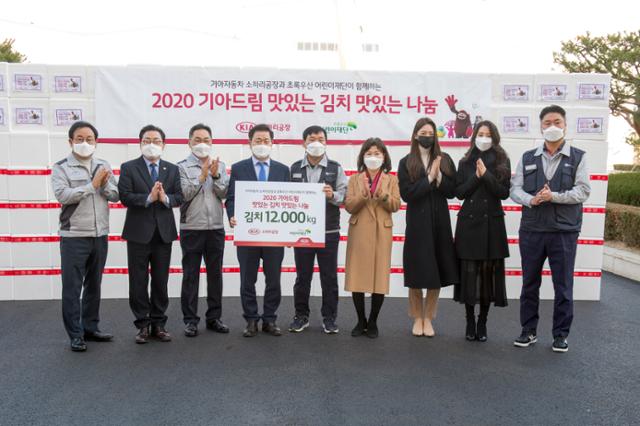 2020 미스코리아 '진' 김혜진(오른쪽에서 세 번째), '선' 류서빈(오른쪽에서 두 번째)이 '맛있는 김치, 맛있는 나눔' 행사에 참석했다. 초록우산어린이재단 제공