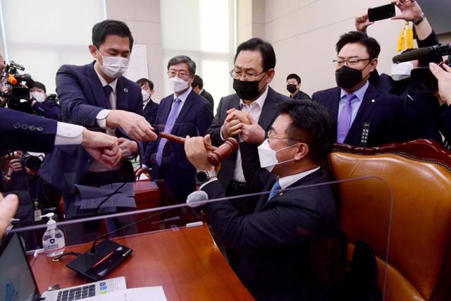 8일 국회에서 열린 법제사법위원회 전체회의에서 고위공직자범죄수사처(공수처)법 개정안 통과를 위해 윤호중 위원장이 의사봉을 두드리려 하자 주호영 국민의힘 원내대표가 저지하고 있다. 뉴스1