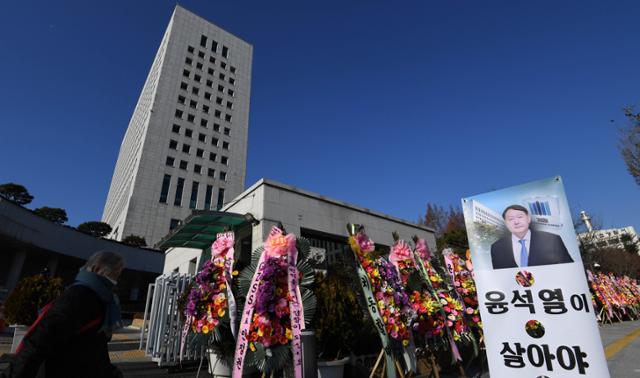 윤석열 검찰총장의 법무부 검사징계위원회를 하루 앞둔 9일 오전 서울 서초구 대검찰청 정문 앞에 화환이 줄지어 쌓여 있다. 서재훈 기자