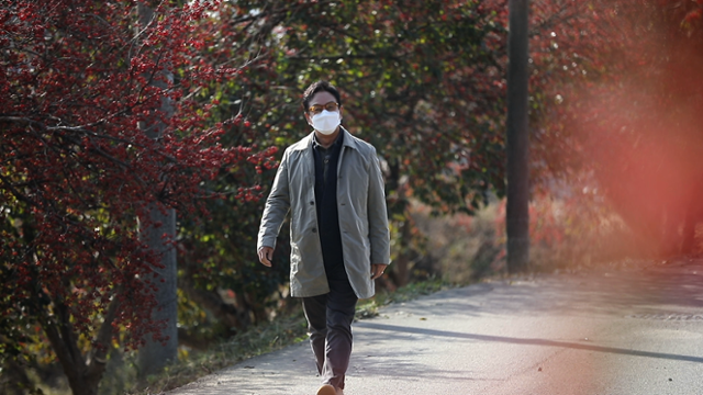 배우 김영철이 하루 동안 한 동네를 거닐면서 만나는 사람들의 이야기를 담아내는 도시 기행 다큐멘터리 KBS1 '김영철의 동네 한 바퀴'가 오는 12일 100회를 맞는다. 브라운관 밖 진짜 삶의 무대에 선 그가 전하는 사람 이야기가 감동과 위안을 선사하고 있다. KBS 제공