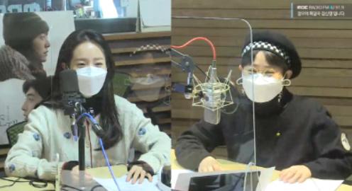 한지민(왼쪽)이 MBC FM4U '정오의 희망곡 김신영입니다'에서 입담을 뽐냈다. 보이는 라디오 캡처