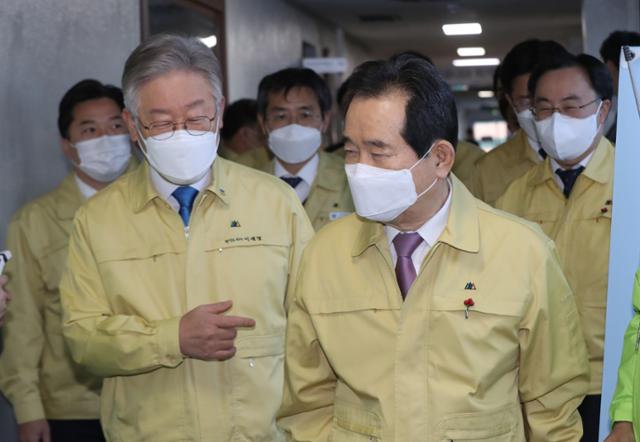 정세균 국무총리와 이재명 경기도지사가 9일 경기도 수원시 경기도청에서 열린 신종 코로나바이러스 감염증(코로나19) 대응 중앙재난안전대책본부회의에 참석하기 위해 이동하고 있다. 연합뉴스