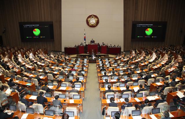 9일 오후 국회에서 열린 본회의에서 5.18민주화운동 등에 관한 특별법 개정안이 통과되고 있다. 개정안은 5.18 민주화 운동에 대한 허위사실을 유포해 명예훼손을 할 경우 5년 이하의 징역 또는 5,000만원 이하의 벌금에 처하는 내용을 골자로 한다. 뉴스1