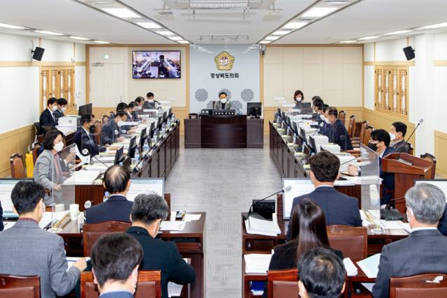 경북도의회가 8일 예산결산특별위원회를 열어 내년 예산안을 심의하고 있다. 경북도의회 제공