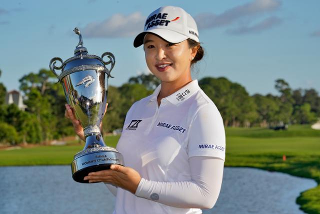 한국의 김세영(27)이 11월 22일(현지시간) 미국여자프로골프(LPGA) 투어 펠리컨 챔피언십(총상금 150만 달러)에서 우승을 차지한 뒤 우승 트로피를 들어 올리고 있다. 벨에어=AP 연합뉴스