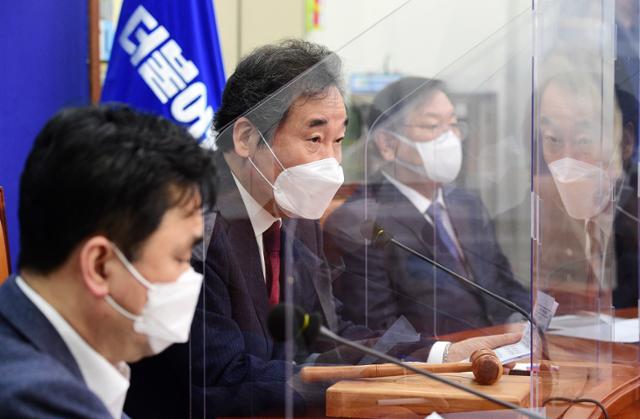 이낙연(왼쪽 두번째) 더불어민주당 대표가 9일 국회에서 열린 최고위원회의에서 발언하고 있다. 공동취재사진