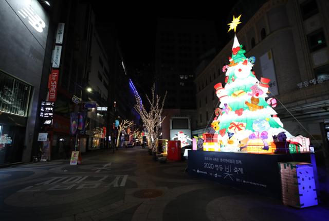 국내 신종 코로나바이러스 감염증(코로나19) 확산으로 수도권 사회적 거리 두기 단계가 2.5단계로 격상된 8일 서울 명동거리가 밤 9시를 넘어서며 한산한 모습을 보이고 있다. 연합뉴스