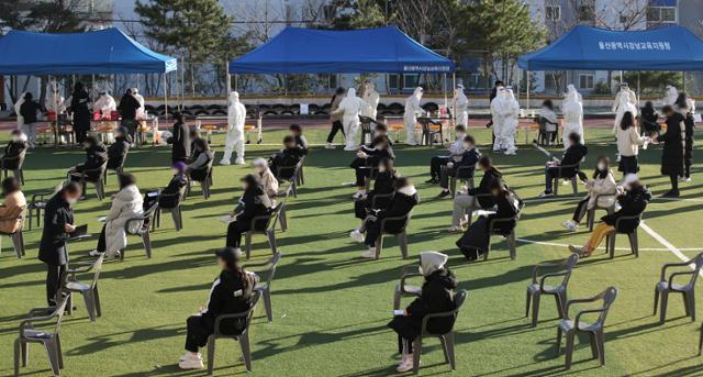 (울산=뉴스1) 8일 오후 울산 남구 한 중학교에서 전교생을 대상으로 신종 코로나바이러스 감염증(코로나19) 전수 검사가 이뤄지고 있다. 9일 오전 이 학교의 확진자는 10명으로 늘었다.