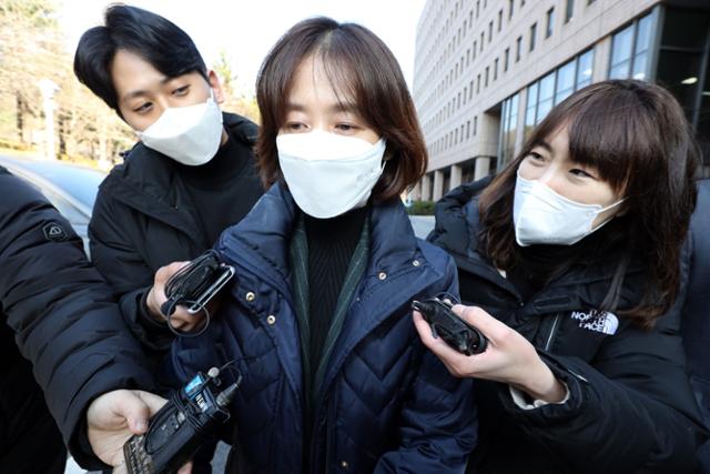 박은정 법무부 감찰담당관이 1일 경기 과천지 정부과천청사에서 열린 윤석열 검찰총장에 대한 법무부 감찰위원회 회의를 마치고 청사를 나서고 있다. 이한호 기자