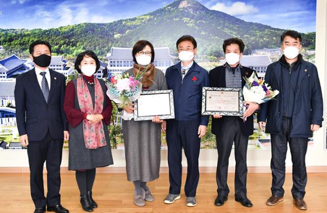 이철우 경북도지사가 2020 경북도최고장인 김연호(이 지사 왼쪽)·문한조 씨에게 인증패를 수여하고 기념사진을 찍고 있다. 경북도 제공