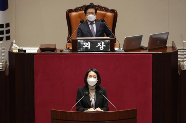 장혜영 정의당 의원이 9일 국회 본회의에서 공직선거법 일부개정법률안(대안)에 대해 반대토론하고 있다. 연합뉴스