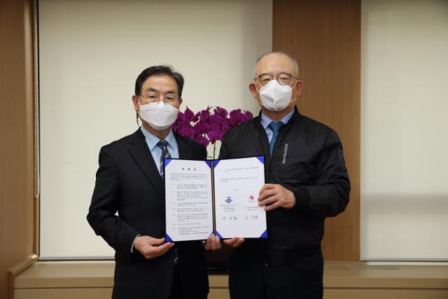 지난달 서울 중구 부영그룹 본사에서 신명호(오른쪽) 회장 직무대행이 용산공고 관계자와 기숙사 '우정학사' 건립 협약식을 맺고 있다. 부영 제공