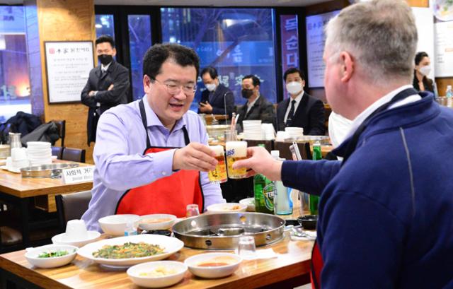 최종건 외교부 1차관과 스티븐 비건 미 국무부 부장관 겸 대북특별대표가 10일 서울 종로구의 한 닭한마리 식당에서 저녁식사를 하고 있다. 외교부 제공