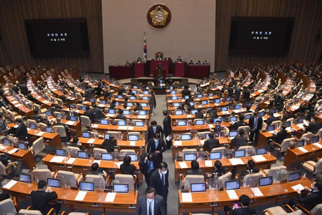 10일 국회에서 열린 본회의에서 국정원법 개정안에 대한 필리버스터(무제한 토론)이 진행되고 있다. 뉴시스