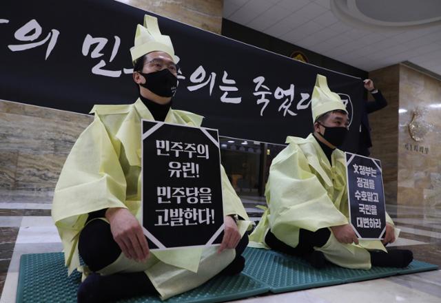 국민의힘 강민국(왼쪽)·최승재 의원이 10일 국회 본청 로텐더홀에서 공수처법 통과 관련 규탄 퍼포먼스를 하고 있다. 뉴스1