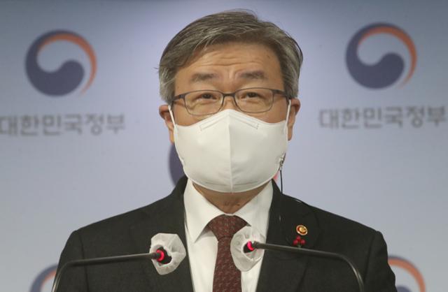 이재갑 고용노동부 장관이 10일 종로구 정부서울청사 합동브리핑실에서 '노동관계법 개정 관련 브리핑'을 하고 있다. 뉴시스