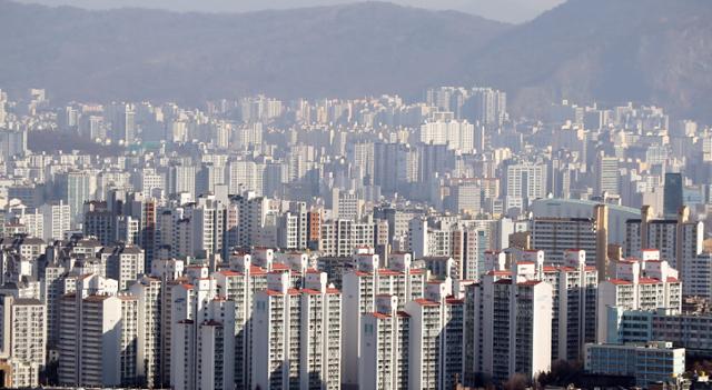 남산에서 바라본 강북 아파트. 연합뉴스