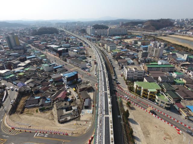 영주시내를 통과하는 중앙선 고가철도. 영주시 제공