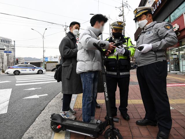 전동킥보드의 자전거도로 운행을 허용한 도로교통법 개정안 시행 첫날인 10일 서울 동대문구 한국외국어대 앞에서 경찰이 인도에서 킥보드를 타는 이용자를 단속하고 있다. 이한호 기자