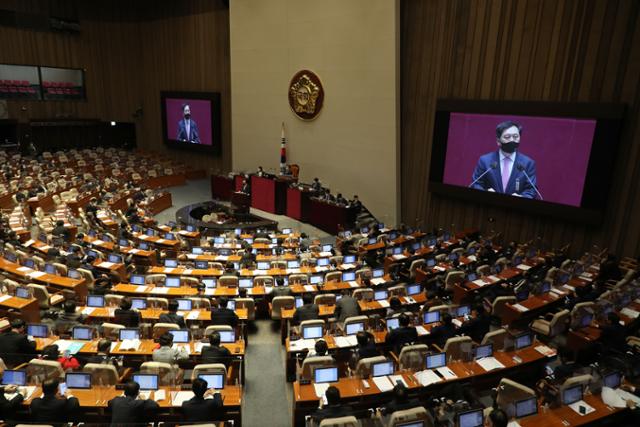 김기현 국민의힘 의원이 9일 밤 국회에서 열린 본회의에서 공수처(고위공직자범죄수사처)법 개정안에 대한 필리버스터(무제한 토론을 통한 합법적 의사진행 방해)를 하고 있다. 뉴스1