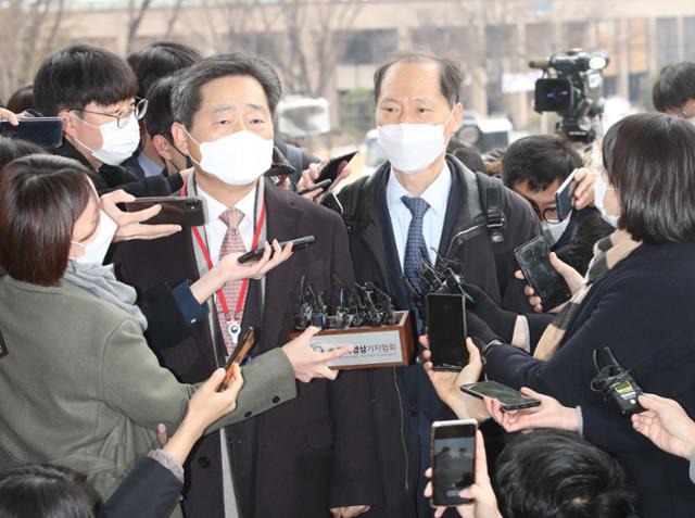 윤석열 검찰총장 측 법률대리인 이완규(오른쪽), 이석웅 변호사가 10일 윤 총장에 대한 검사징계위원회가 열리는 경기 정부과천청사 법무부로 들어서며 취재진 질문에 답하고 있다. 과천=뉴스1