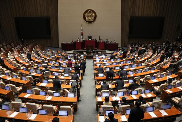 박병석 국회의장이 10일 새벽 국회에서 열린 본회의를 산회하고 있다. 공동취재사진