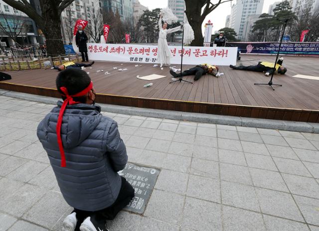 인천 옹진군 영흥면 주민들로 구성된 '영흥면쓰레기매립지건설반대투쟁위원회'가 10일 오전 인천 남동구 인천시청 앞에서 영흥면 매립지 조성 계획 철회를 촉구하는 퍼포먼스를 하고 있다. 연합뉴스