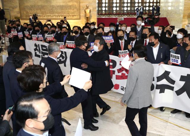 정청래(오른쪽) 더불어민주당 의원이 10일 국회 본회의장 앞 로텐더홀에서 공수처법 반대 시위를 하던 국민의힘 의원들과 말다툼을 하자 국민의힘 권성동 의원이 만류하고 있다. 오대근 기자