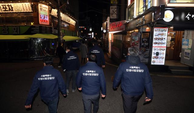 수도권 지역에 신종 코로나바이러스 감염증(코로나19)이 확산하는 가운데 9일 오후 서울 마포구 홍대거리에서 서울시 민생사법경찰단과 구청 관계자들이 음식점 및 주점을 점검하고 있다. 뉴스1