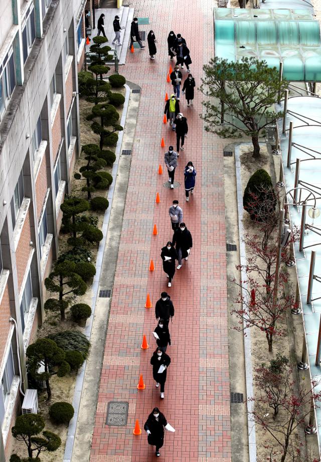 10일 오후 광주 광산구 한 고등학교에서 방역당국이 학생과 교직원을 대상으로 신종 코로나바이러스 감염증(코로나19) 전수검사를 실시하고 있다. 뉴시스