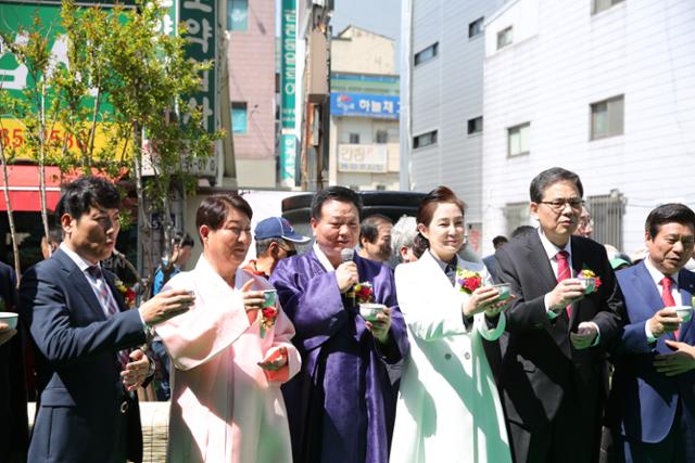 지난 해 5월 대구시 중구 약령시장에서 열린 대구약령시축제 개막식에서 양대석(왼쪽 3번째) 대구약령시 보존위원회 이사장이 축제 성공을 위한 건배를 하고 있다. 약령시사람들 제공