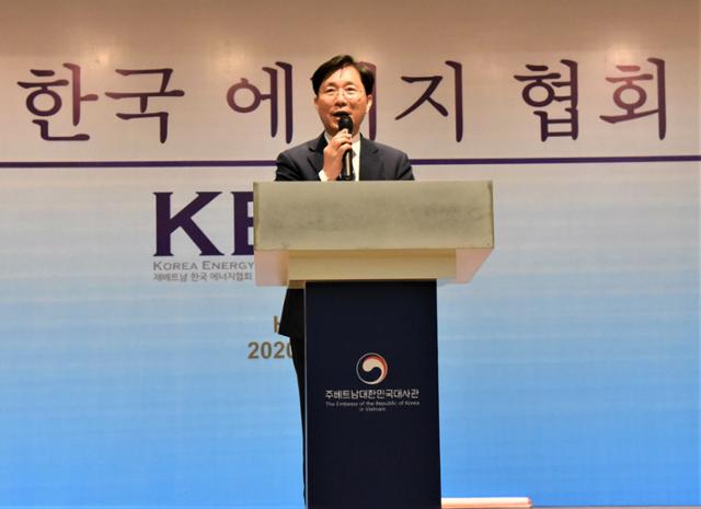 성윤모 산압통상자원부 장관이 10일 주베트남 한국대사관에서 열린 주베 에너지협회 창립식에 참석해 축사를 하고 있다. 하노이=정재호 특파원