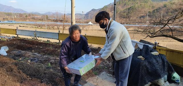 영동읍 직원이 읍내 독거노인에게 전기매트를 전달하고 있다. 이 매트는 익명의 70대가 "고향 영동에서 나눔문화가 확산됐으면 좋겠다"며 기증한 것이다. 영동군 제공