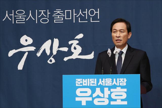 우상호 더불어민주당 의원이 13일 국회 소통관에서 서울시장 보궐선거 출마 선언 기자회견을 하고 있다. 뉴시스