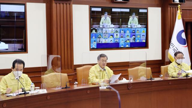 문재인 대통령이 13일 오후 서울 종로구 정부서울청사에서 열린 코로나19 대응 긴급 중앙재난안전대책본부 회의에 참석해 발언을 하고 있다. 뉴시스