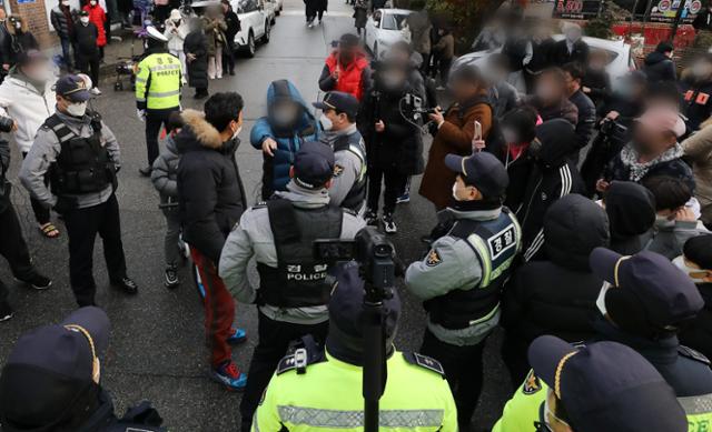 13일 오전 아동 성폭행범 조두순이 거주하는 경기 안산시 거주지 앞에서 주민들과 유튜버 및 개인방송 BJ들이 다툼을 벌이고 있다. 안산=뉴스1