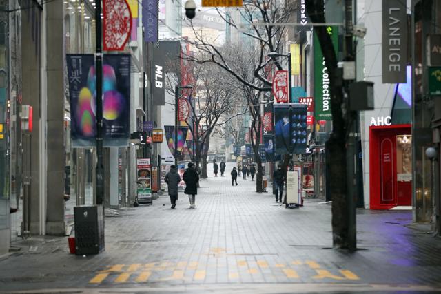 국내 신종 코로나바이러스 감염증(코로나19) 하루 확진자 수가 1,000명을 처음으로 넘어선 가운데, 매년 연말 특수로 북적여왔던 명동거리가 13일 한산하게 비어있다. 연합뉴스