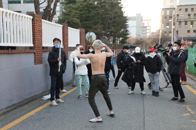 12일 오전 조두순이 경기 안산 보호관찰소에서 행정절차를 밟는 동안 시민·유튜버들이 정문 앞에서 시위와 항의를 벌이고 있다. 안산=왕태석 선임기자