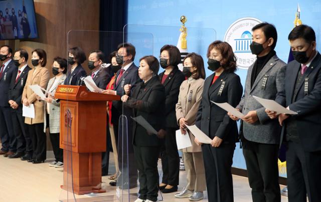 국민의힘 초선의원들이 11일 국회에서 기자회견을 열고 무제한 토론에 초선의원 전원이 참가하기로 결의했다고 밝히고 있다. 뉴시스