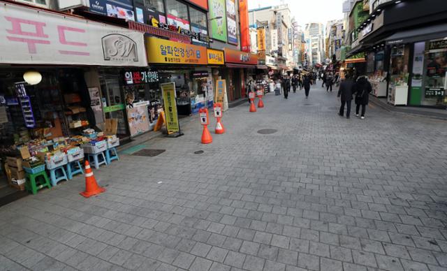 서울 남대문시장 중앙상가에서 입주상인 12명과 가족 2명 등 총 14명의 코로나19 확진자가 발생한 가운데 지난 9일 남대문 시장이 한산한 모습을 보이고 있다. 연합뉴스