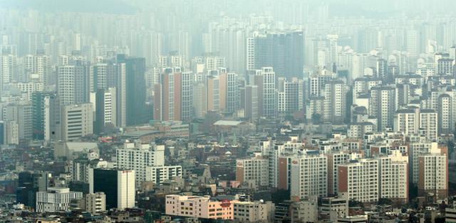 11일 서울 용산구 남산공원에서 바라본 아파트 단지. 뉴시스