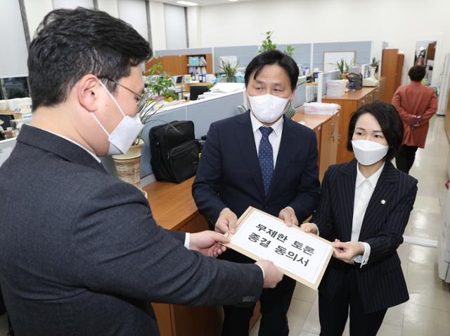 더불어민주당 김영진 원내총괄수석부대표, 홍정민 원내대변인이 12일 국회 의사과에 '무제한토론 종결동의서'를 제출하고 있다. 연합뉴스