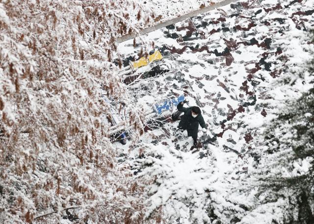 서울 전역을 비롯한 전국 곳곳에 대설주의보가 내려진 13일 오전 눈 쌓인 서울 시내 한 아파트 놀이터에서 한 아이가 눈싸움을 하고 있다. 연합뉴스